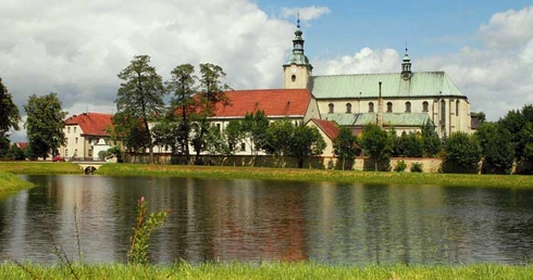 Pocysterski kościół, staw i pozostałości jemielnickiego klasztoru