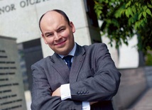 Jan Dziedziczak - poseł PiS, rzecznik rządu premiera Jarosława Kaczyńskiego, sekretarz Parlamentarnego Zespołu ds. Harcerstwa w Polsce i Poza Granicami Kraju, w latach 2004–2006 rzecznik ZHR, wcześniej m.in. drużynowy i hufcowy, aktalnie członek Kapituły Harcerza Orlego
