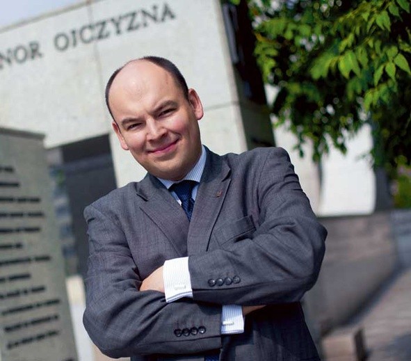 Jan Dziedziczak - poseł PiS, rzecznik rządu premiera Jarosława Kaczyńskiego, sekretarz Parlamentarnego Zespołu ds. Harcerstwa w Polsce i Poza Granicami Kraju, w latach 2004–2006 rzecznik ZHR, wcześniej m.in. drużynowy i hufcowy, aktalnie członek Kapituły Harcerza Orlego