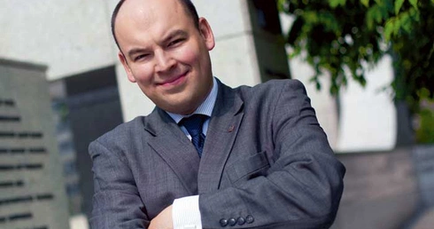 Jan Dziedziczak - poseł PiS, rzecznik rządu premiera Jarosława Kaczyńskiego, sekretarz Parlamentarnego Zespołu ds. Harcerstwa w Polsce i Poza Granicami Kraju, w latach 2004–2006 rzecznik ZHR, wcześniej m.in. drużynowy i hufcowy, aktalnie członek Kapituły Harcerza Orlego