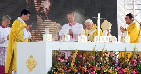 Liturgie papieskie wzorem celebracji
