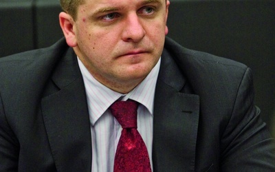 Paweł Kowal jest jednym z twórców Muzeum Powstania Warszawskiego, był wiceministrem spraw zagranicznych w rządzie Jarosława Kaczyńskiego i posłem PiS.