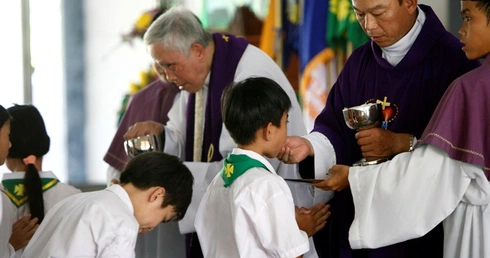 Komunia na stojąco czy klęcząco?