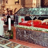 Jan Paweł II przy relikwiach bł. kard. Stepinaca w katedrze w Zagrzebiu 2.10.1998 r.