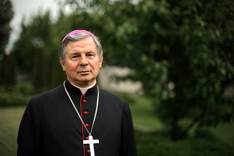 Biskup radomski Henryk Tomasik