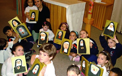 Brazylijskie dzieci z namalowanymi przez siebie portretami nowej błogosławionej.