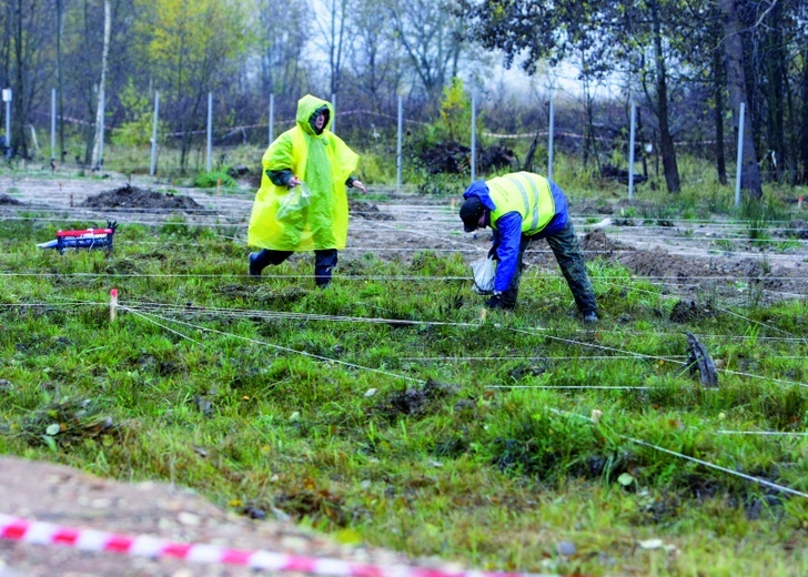 Polscy archeolodzy podczas prac na miejscu katastrofy prezydenckiego samolotu pod Smoleńskiem.