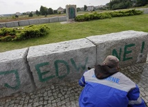 Konieczny monitoring pomnika w Jedwabnem