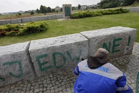 Konieczny monitoring pomnika w Jedwabnem