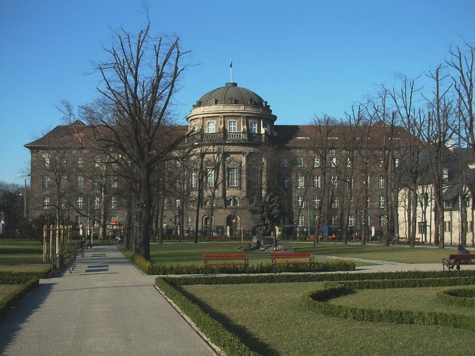 Poznańska uczelnia uległa szantażystom