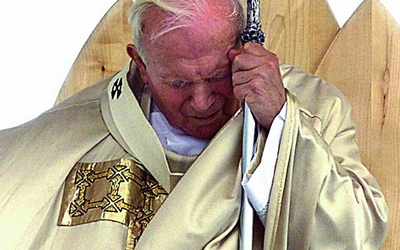 Nigdy nie widziałem, żeby bał się czegoś lub kogoś – wspominał po śmierci Jana Pawła II jego fotograf Arturo Mari. Tę odwagę papież czerpał z krzyża Chrystusa.