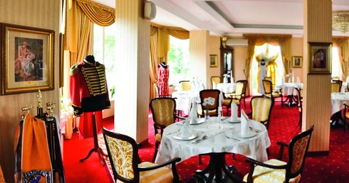 We wsi Parzniew niedaleko Warszawy dom weselny prowadzi rodzina Zalewskich, właścicieli popularnego, polskiego cyrku.