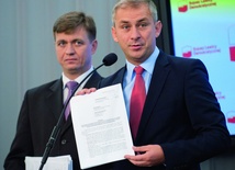 Lider SLD prezentuje w Sejmie zapytanie do Trybunału Konstytucyjnego w sprawie działalności Komisji Majątkowej.