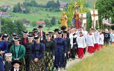 Ludowa pobożność, niegdyś mocno związana z niemiecką kulturą, obecnie zanika