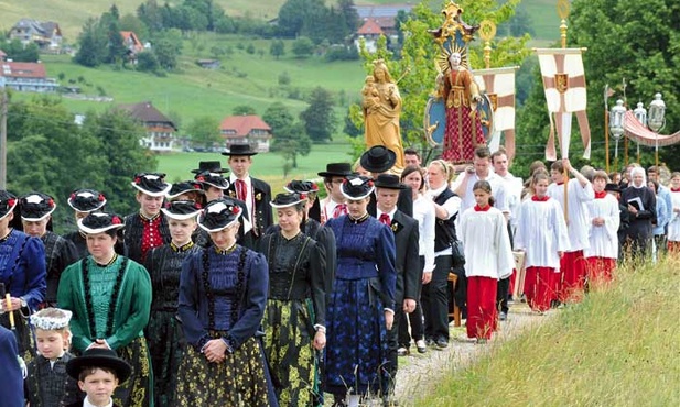 Ludowa pobożność, niegdyś mocno związana z niemiecką kulturą, obecnie zanika