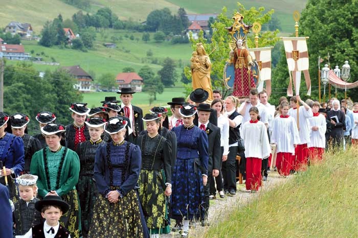 Ludowa pobożność, niegdyś mocno związana z niemiecką kulturą, obecnie zanika