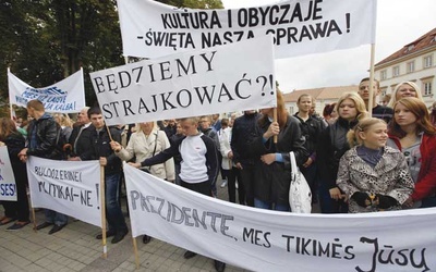 Polacy protestują pod urzędem prezydenta Litwy przeciwko nowej ustawie oświatowej