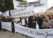 Polacy protestują pod urzędem prezydenta Litwy przeciwko nowej ustawie oświatowej