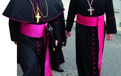 Abp. Celestino Migliore (z lewej) witali na lotnisku między innymi abp Kazimierz Nycz (z prawej) i abp Stanisław Gądecki (z tyłu).