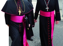 Abp. Celestino Migliore (z lewej) witali na lotnisku między innymi abp Kazimierz Nycz (z prawej) i abp Stanisław Gądecki (z tyłu).