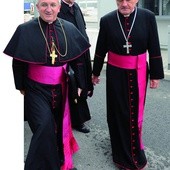 Abp. Celestino Migliore (z lewej) witali na lotnisku między innymi abp Kazimierz Nycz (z prawej) i abp Stanisław Gądecki (z tyłu).