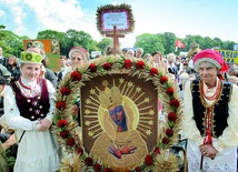 Dożynkowe wieńce niosły kobiety w ludowych strojach.