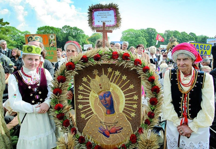 Dożynkowe wieńce niosły kobiety w ludowych strojach.