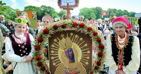 Dożynkowe wieńce niosły kobiety w ludowych strojach.