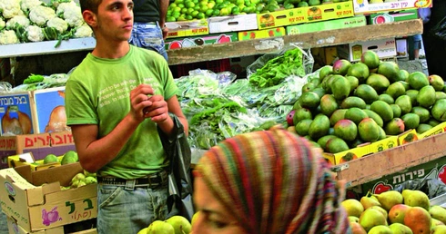 Suk – nieodłączny element arabskiego świata. Na zatłoczonych targach mieszają się aromaty przypraw, owoców i mocnej kawy.