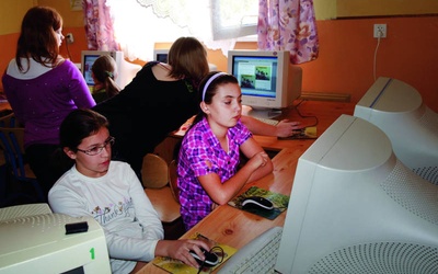 Uczniom z Lasu łatwiej porozumieć się z komputerem, niż ich rodzicom – z władzą.