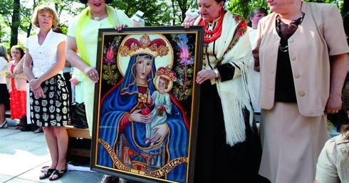 Janina Walczakowa-Budzicz (druga od prawej), malarka z Zakopanego, przyniosła w darze ołtarza namalowany przez siebie na szkle obraz Matki Boskiej Piekarskiej.