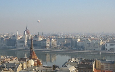 Węgierska prasa pisze o zwrocie w polskiej polityce