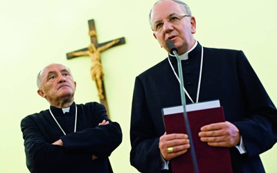 Abp Kazimierz Nycz i bp Stanisław Budzik zaprezentowali wspólne stanowisko Prezydium Episkopatu i metropolity warszawskiego na temat sporu o krzyż pod Pałacem Prezydenckim.
