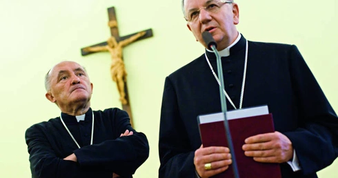 Abp Kazimierz Nycz i bp Stanisław Budzik zaprezentowali wspólne stanowisko Prezydium Episkopatu i metropolity warszawskiego na temat sporu o krzyż pod Pałacem Prezydenckim.