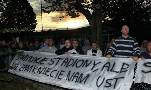 Kibice chcą spotkać się z premierem 