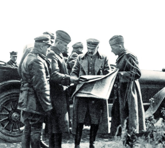 Józef Piłsudski ze swoim sztabem, w lipcu 1920 r.