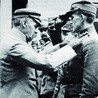 Naczelnik Piłsudski dekoruje krzyżem Virtuti Militari dowódcę amerykańskiej eskadry, Cedrica Fauntleroya.