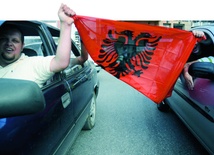 22.07.2010 r. Albańczycy z Kosowa cieszą się na ulicach Prisztiny po decyzji Trybunału Sprawiedliwości.