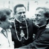 Ks. Henryk Jankowski z Lechem Wałęsą i ks. Jerzym Popiełuszką w Gdańsku we wrześniu 1984 r.