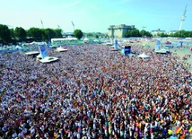 3 lipca br. mecz piłki nożnej Niemcy – Argentyna oglądało na telebimach w Hamburgu 45 tys. osób.