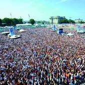 3 lipca br. mecz piłki nożnej Niemcy – Argentyna oglądało na telebimach w Hamburgu 45 tys. osób.