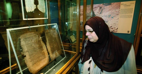 Manuskrypt koptyjski z VII wieku pokazany na wystawie z okazji 70-lecia polskiej archeologii w Egipcie.