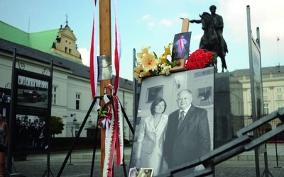 W dniach narodowej żałoby setki harcerzy biegało między górami kwiatów i tysiącami zniczy przynoszonych przed Pałac Prezydencki.