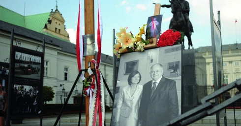 W dniach narodowej żałoby setki harcerzy biegało między górami kwiatów i tysiącami zniczy przynoszonych przed Pałac Prezydencki.