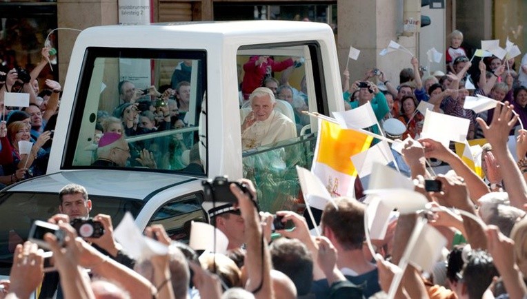 Benedykt XVI przybył do Fryburga