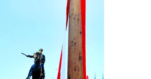 Po tragedii smoleńskiej przed Pałacem Prezydenckim stanął krzyż.