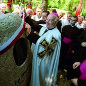 3.07.2010. Bałdy. Wielki mistrz zakonu bp Bruno Platter odsłania kamień poświęcony biskupowi Anzelmowi