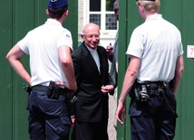 Nuncjusz apostolski w Belgii Giacinto Berloco rozmawia z policją przed siedzibą Episkopatu Belgii.