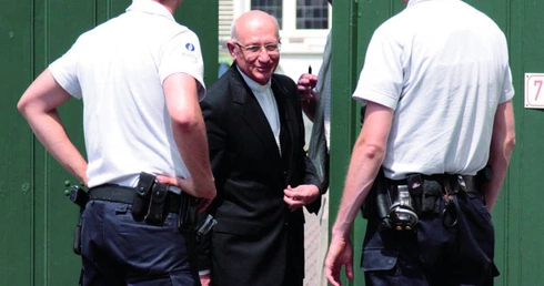 Nuncjusz apostolski w Belgii Giacinto Berloco rozmawia z policją przed siedzibą Episkopatu Belgii.