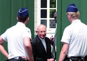 Nuncjusz apostolski w Belgii Giacinto Berloco rozmawia z policją przed siedzibą Episkopatu Belgii.